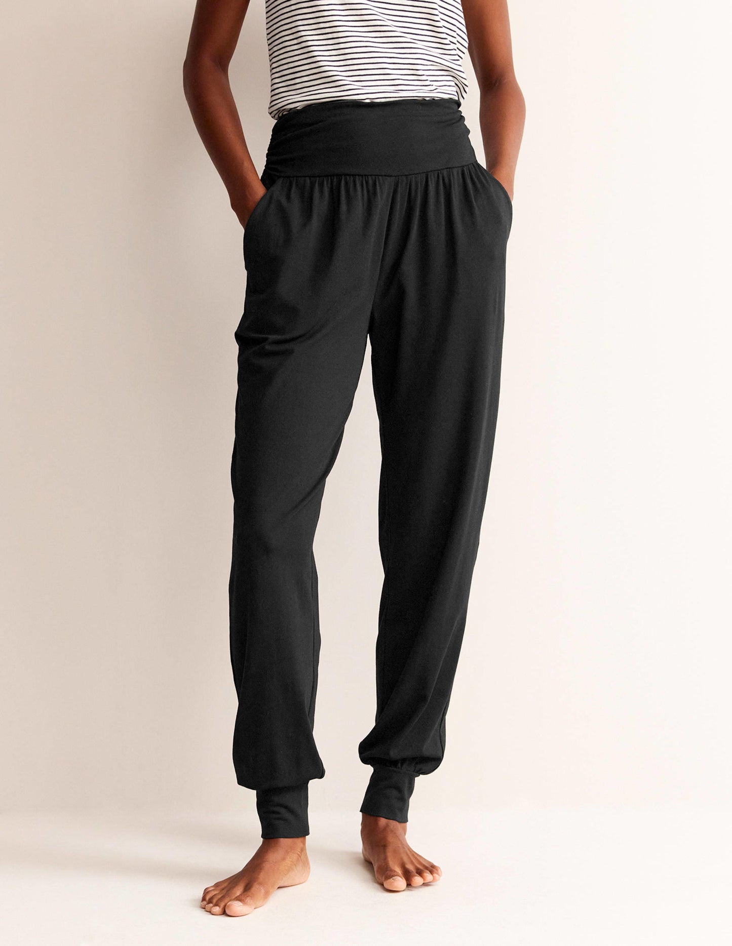 Hareem Jersey Joggers-Black